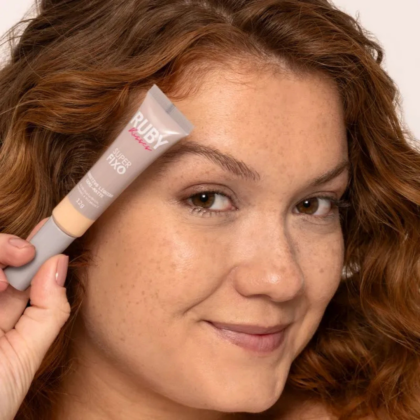 RUBY KISSES Super Fixo Corretivo 15 Longa Duração com Ácido Hialurônico e Vitamina E