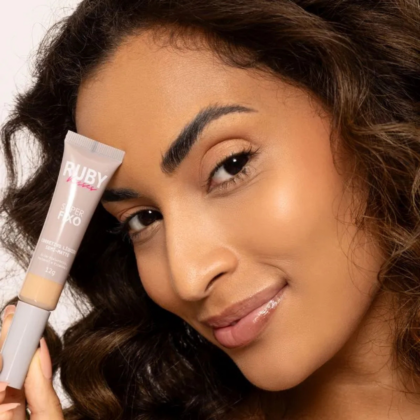 RUBY KISSES Super Fixo Corretivo 30 Longa Duração com Ácido Hialurônico e Vitamina E